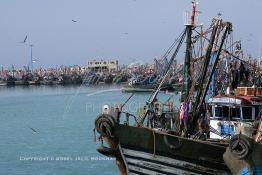 Image du Maroc Professionnelle de  Quelques  bateaux de pêches sont accostés dans le port de Laayoune capitale du Sahara marocain, Samedi 18 Novembre 2006. (Photo / Abdeljalil Bounhar)
 